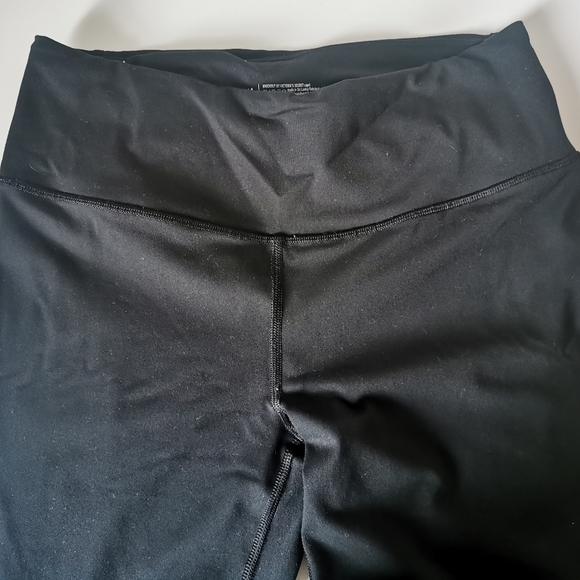 (3/$12) - Victoria Secret Sport Capri Tight Leggings. Medium. Black. - Picture 2 of 3